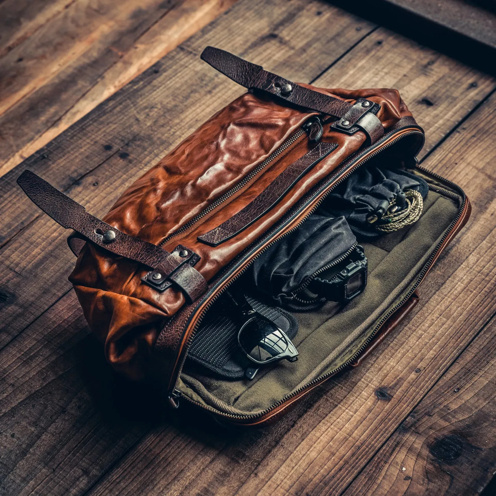 Lightning Rider Leather Sling Bag | 12L