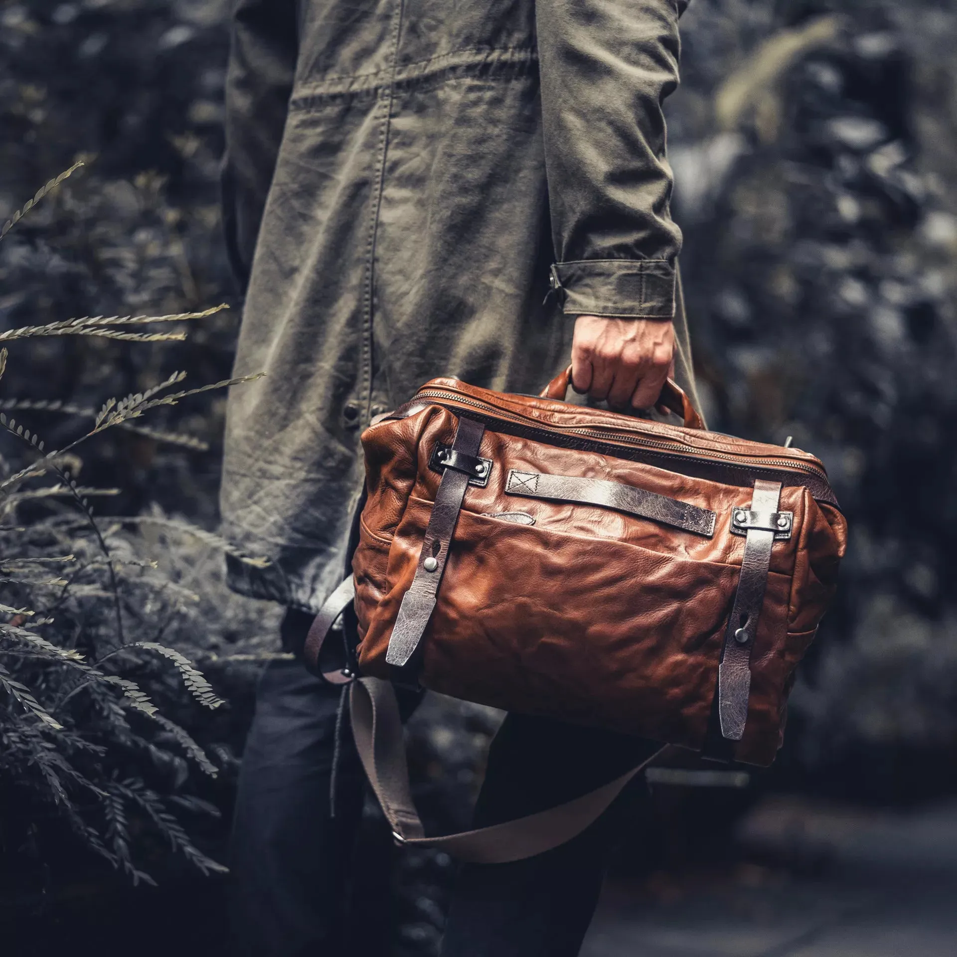 Lightning Rider Leather Sling Bag | 12L