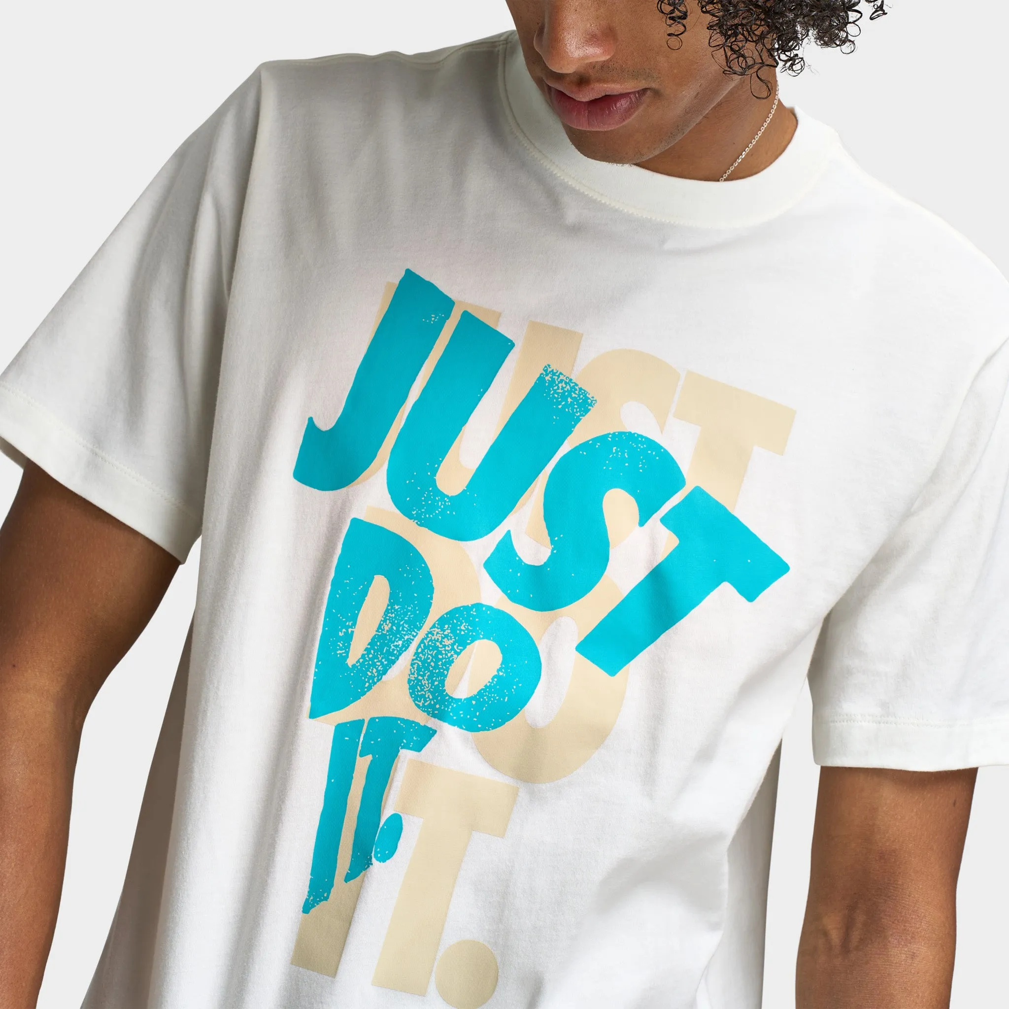 Nike Sportswear Just Do It Graphic T-Shirt / Sail